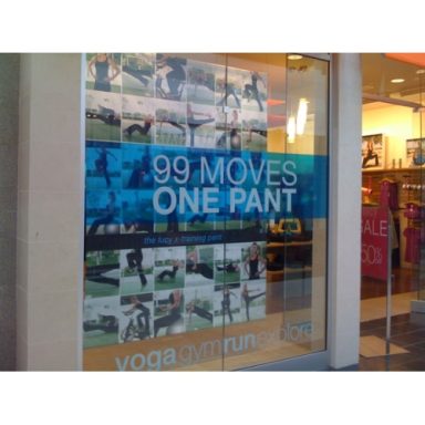 Publicidad de pantalones con el texto "99 movimientos, un pantalón" y fotos de actividad física.